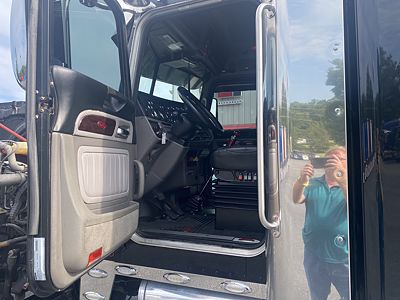 2022 Peterbilt 389
