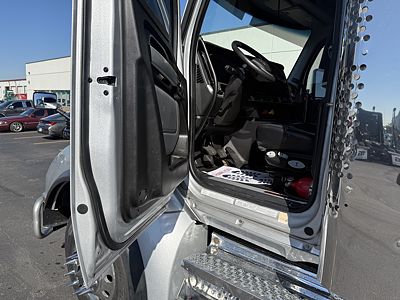 2023 Kenworth T880