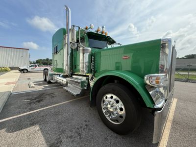 2023 Peterbilt 389