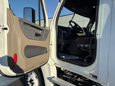 2020 Freightliner CASCADIA 125