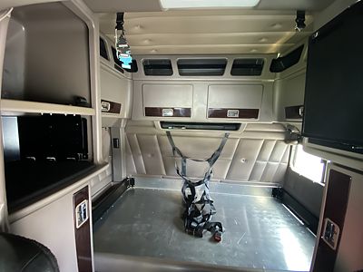 2023 Peterbilt 389