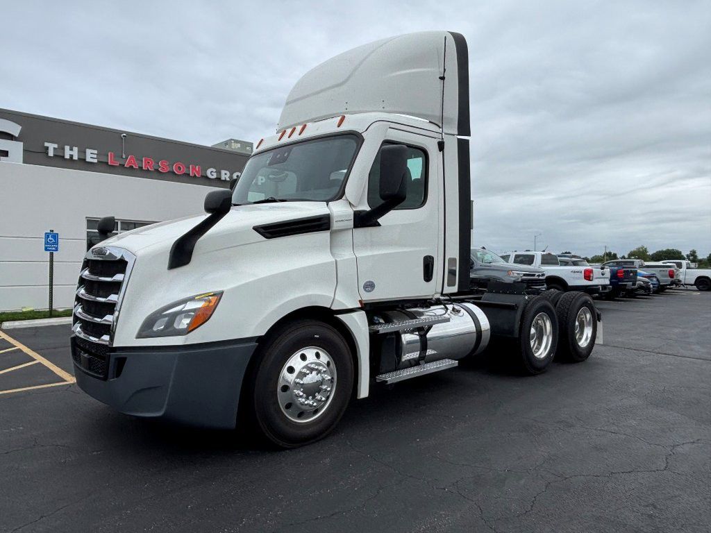 2021 Freightliner CASCADIA 126