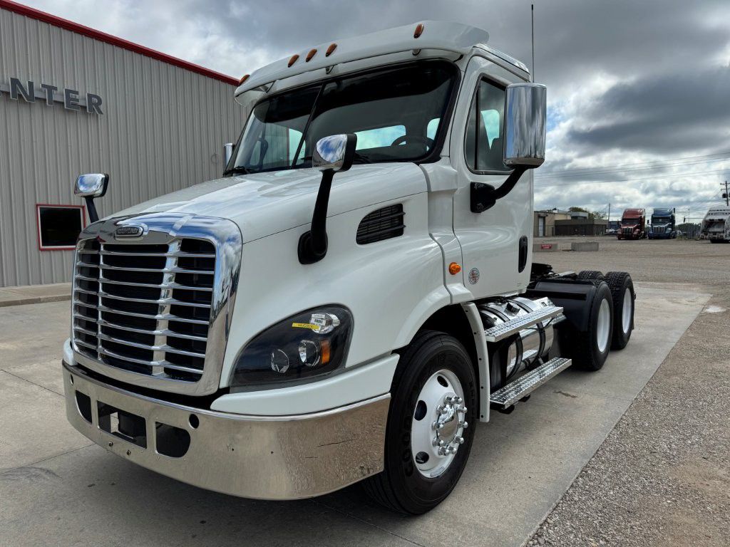 2017 Freightliner CASCADIA 113