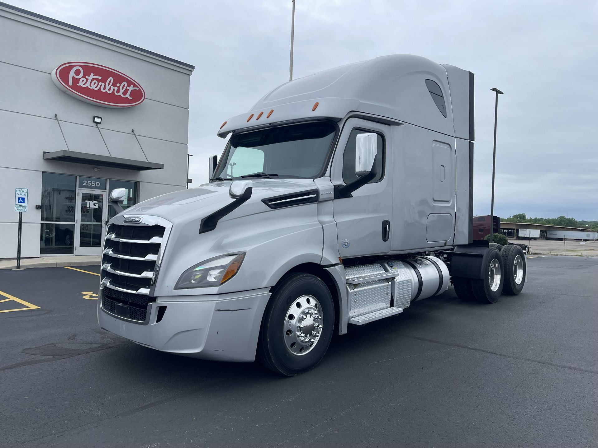 2019 Freightliner CASCADIA 126
