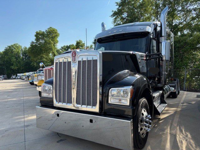 2023 Kenworth W990