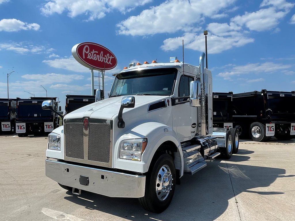 2023 Kenworth T880