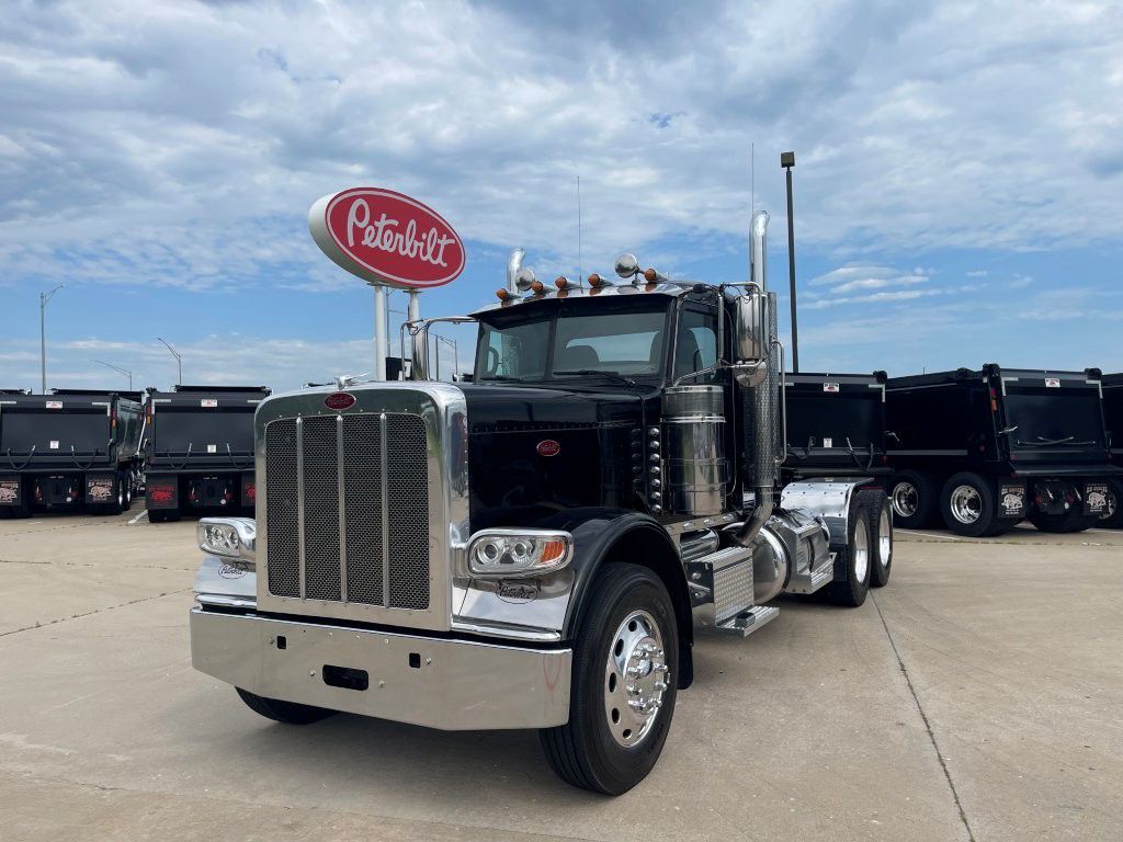 2023 Peterbilt 389