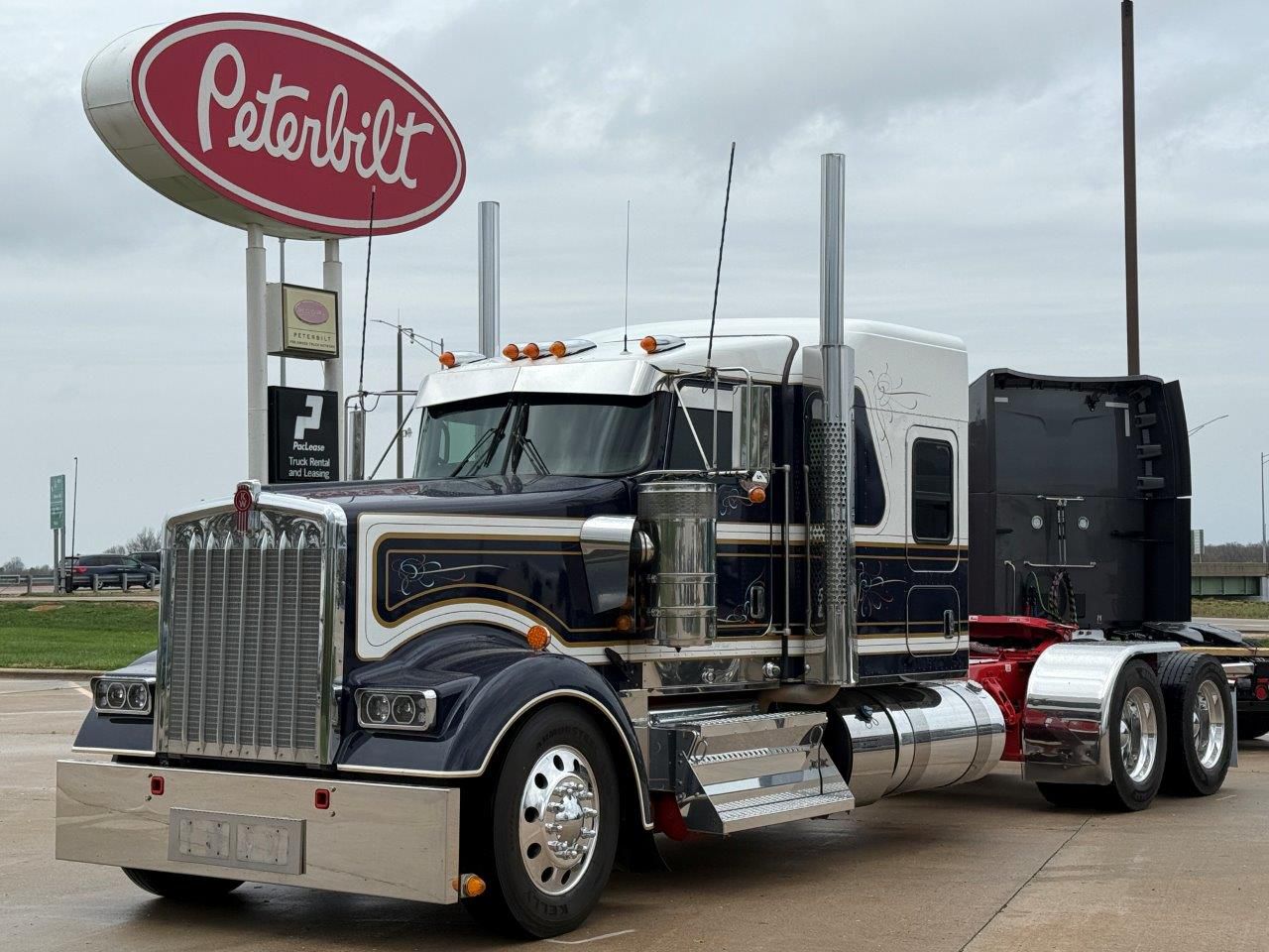 2023 Kenworth W900L