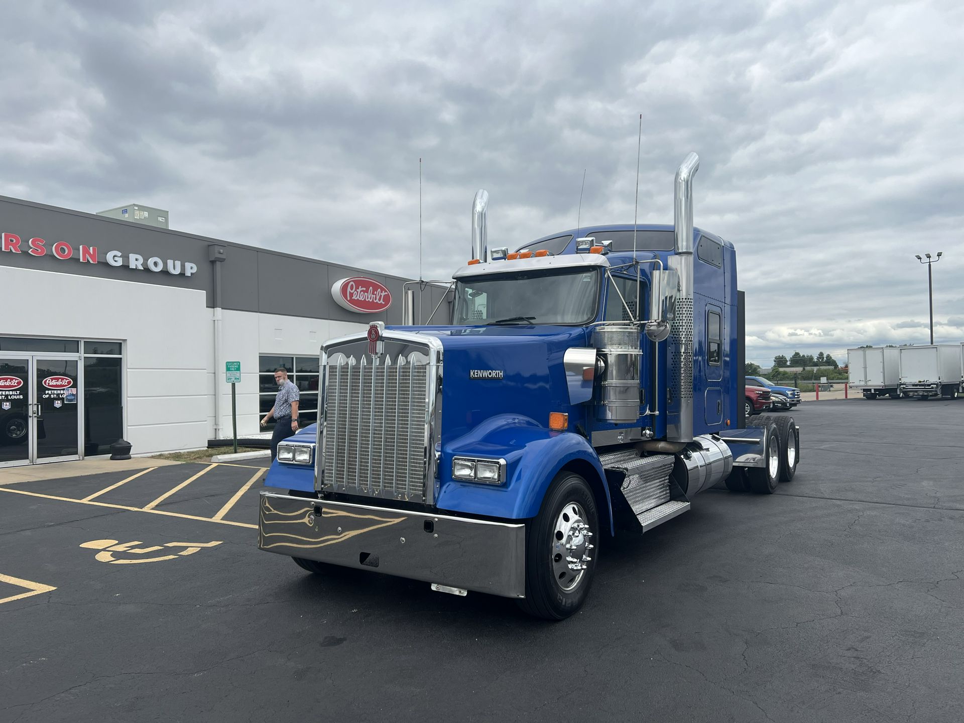 2023 Kenworth W900