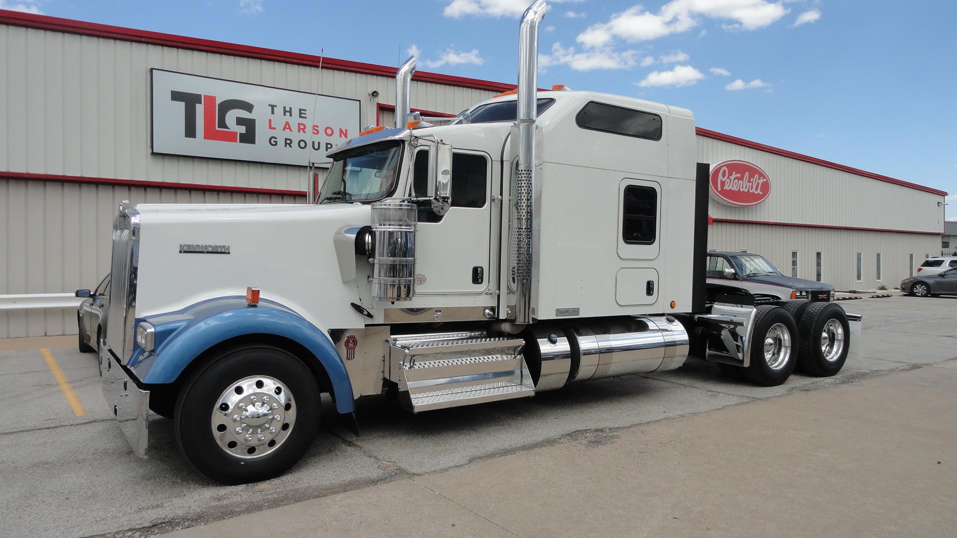 2022 Kenworth W900L