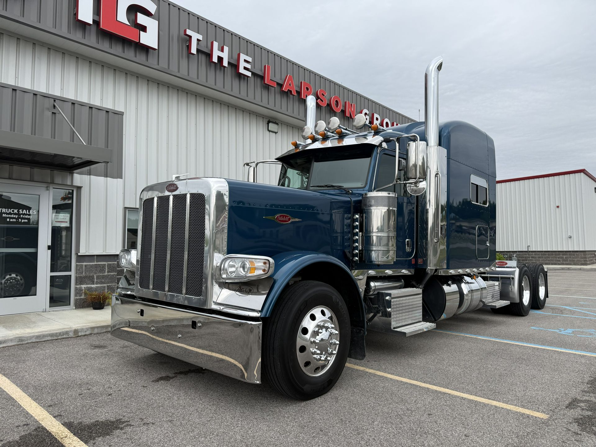 2023 Peterbilt 389