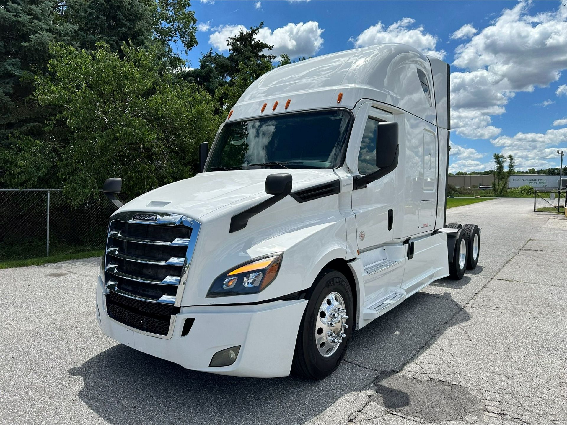 2021 Freightliner CASCADIA 126