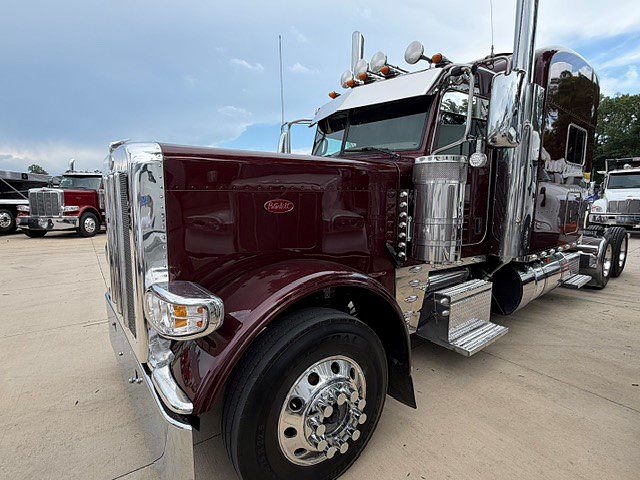 2023 Peterbilt 389