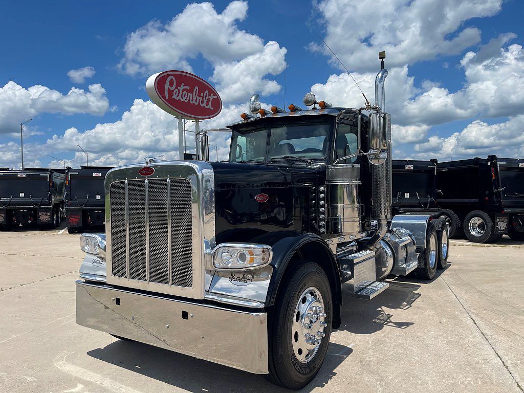 2023 Peterbilt 389