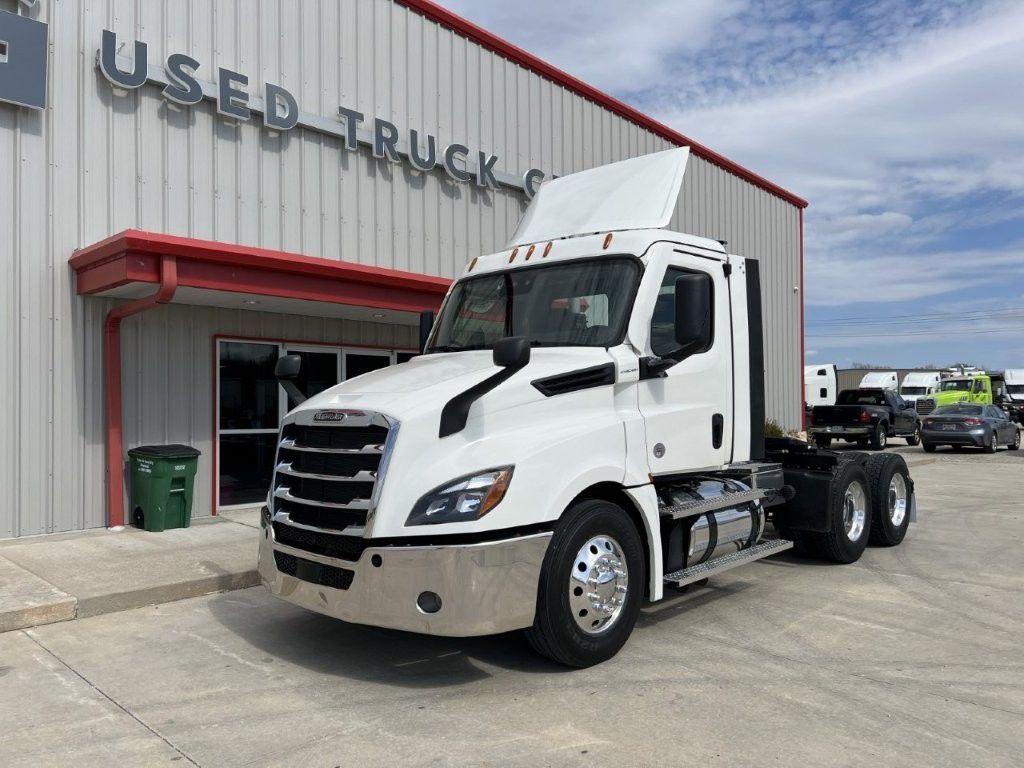2021 Freightliner CASCADIA 126