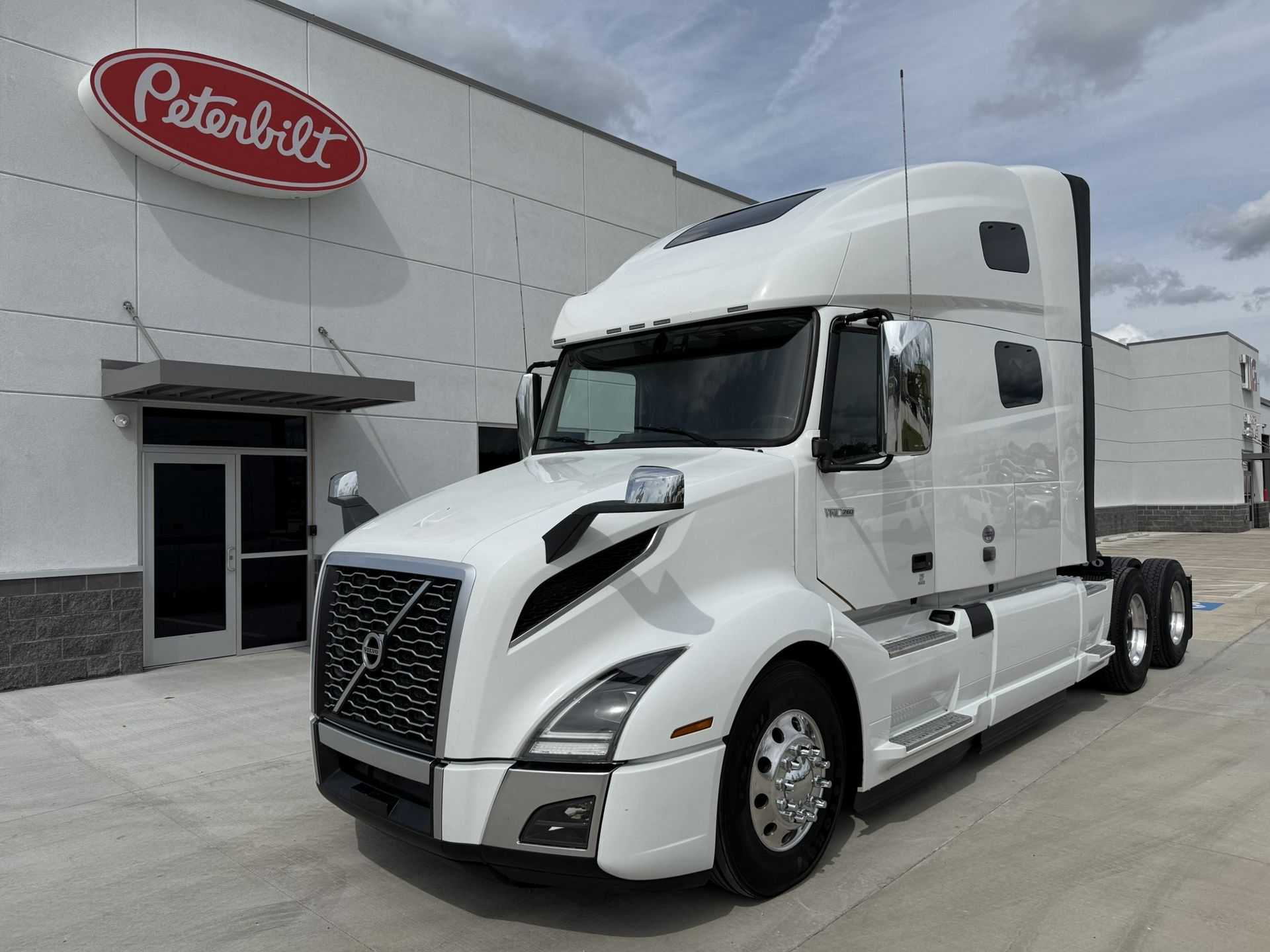 2021 Volvo VNL64T760