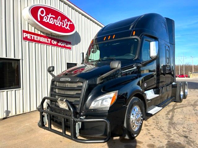 2020 Freightliner CASCADIA 126