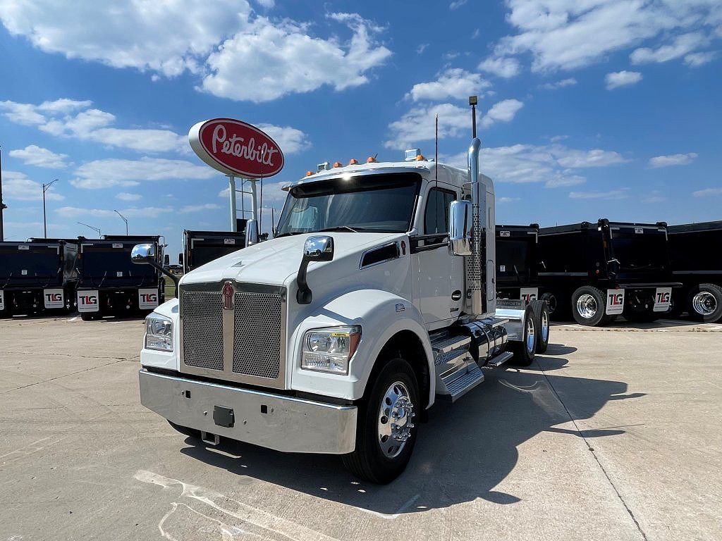 2023 Kenworth T880