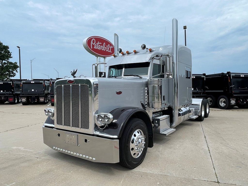 2023 Peterbilt 389