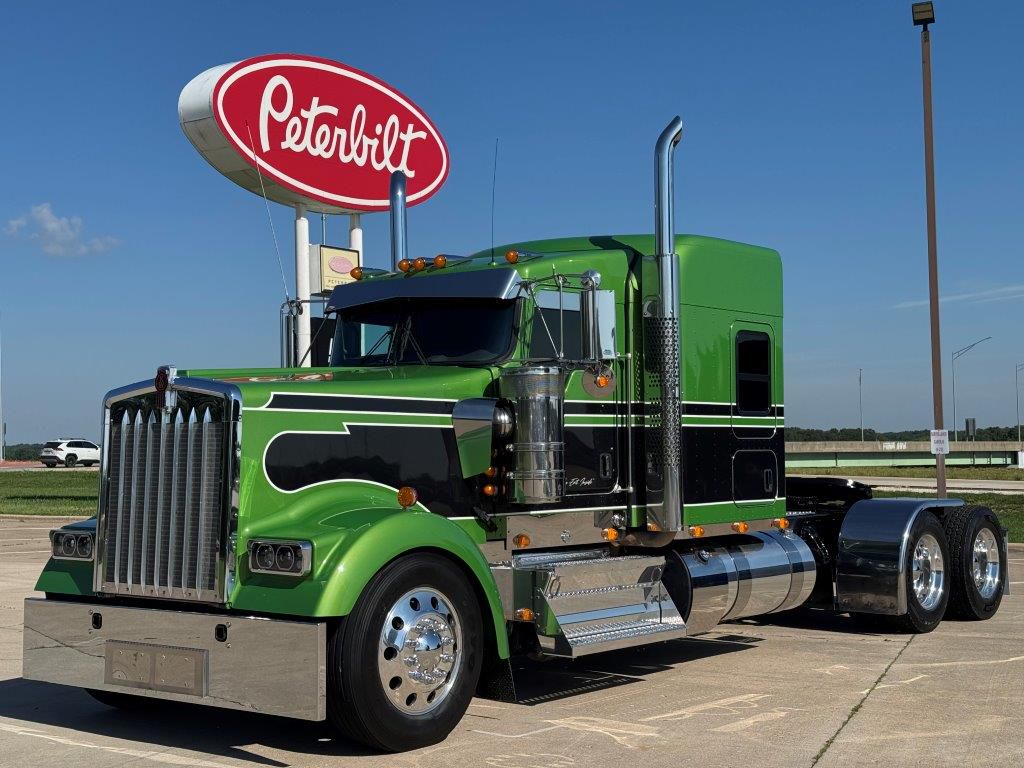 2022 Kenworth W900
