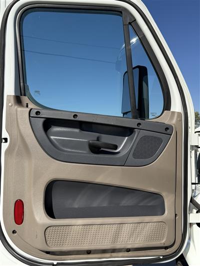 2017 Freightliner Cascadia 113
