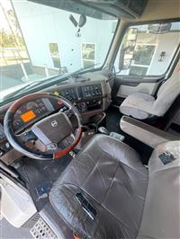 2017 Volvo VNL