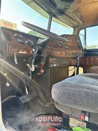 1999 Freightliner FLD112SD