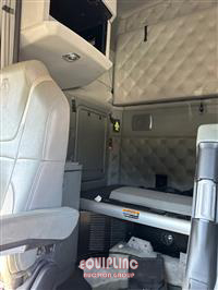 2015 Kenworth T680 SLEEPER TRUCK