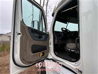2015 Freightliner CASCADIA 6X4 T/A SLEEPER TRUCK