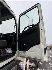 2015 Hino 268 BOX TRUCK