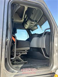 2019 Freightliner CASCADIA 6X4 T/A SLEEPER TRUCK