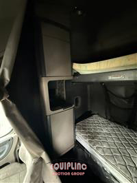 2015 Freightliner CASCADIA 125 6X4 T/A SLEEPER T