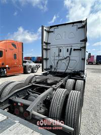 2019 Freightliner CASCADIA 6X4 T/A SLEEPER TRUCK