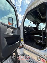 2019 Freightliner CASCADIA 6X4 T/A SLEEPER TRUCK