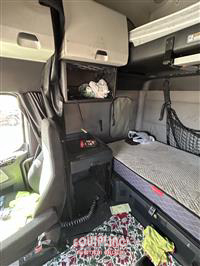 2019 Freightliner CASCADIA 6X4 T/A SLEEPER TRUCK