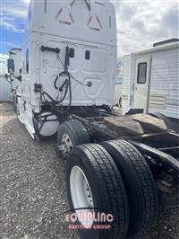 2017 Freightliner CASCADIA 6X4 T/A SLEEPER TRUCK