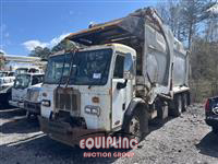 2015 Peterbilt 320. 6x4 T/A GARBAGE TRUCK