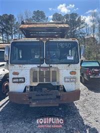 2015 Peterbilt 320. 6x4 T/A GARBAGE TRUCK