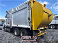 2015 Peterbilt 320. 6x4 T/A GARBAGE TRUCK