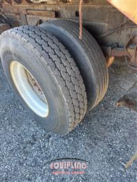 2006 International 4300 4X2 S/A SPREADER TRUCK