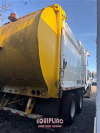 2015 Peterbilt 320 6x4 T/A GARBAGE TRUCK