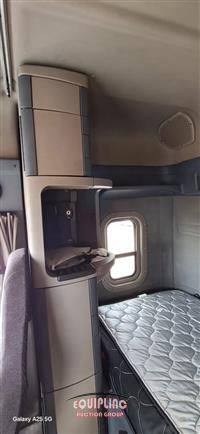 2019 Freightliner CASCADIA 6X4 T/A SLEEPER TRUCK