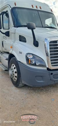 2019 Freightliner CASCADIA 6X4 T/A SLEEPER TRUCK