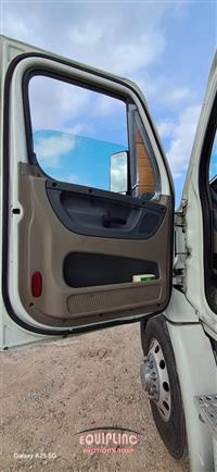 2019 Freightliner CASCADIA 6X4 T/A SLEEPER TRUCK