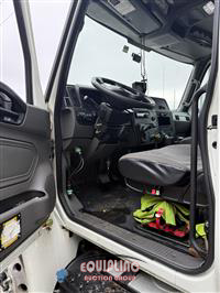 2019 International MV607 4X2 SA 26FT NON CDL BOX 