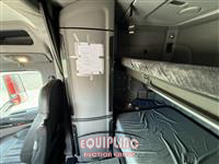 2017 Peterbilt 567 TRI/A SLEEPER TRUCK TRACTO