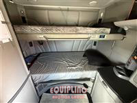 2017 Peterbilt 567 TRI/A SLEEPER TRUCK TRACTO