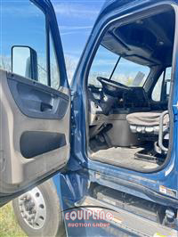 2016 Freightliner CASCADIA 6X4 T/A SLEEPER TRUCK