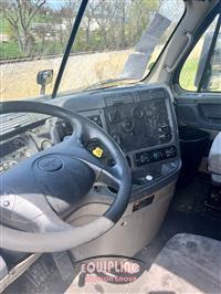 2016 Freightliner CASCADIA 6X4 T/A SLEEPER TRUCK