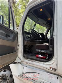 2015 Freightliner CASCADIA 6X4 T/A SLEEPER TRUCK